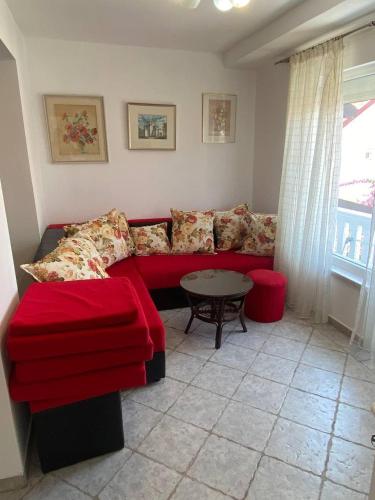 Дом возле моря с большой террасой с видом на море (Дом возле моря с большои террасои с видом на море) in Utjeha