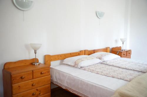1 double bed, 2 twin beds