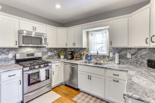 Charming Family Home Walk to Downtown Bellefonte! in Bellefonte, USA