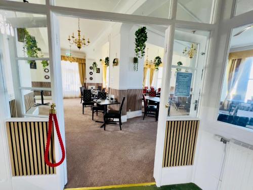 Four Oaks Hotel - image 5
