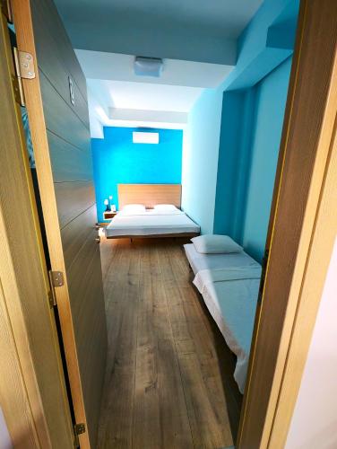 1 queen bed, 2 twin beds