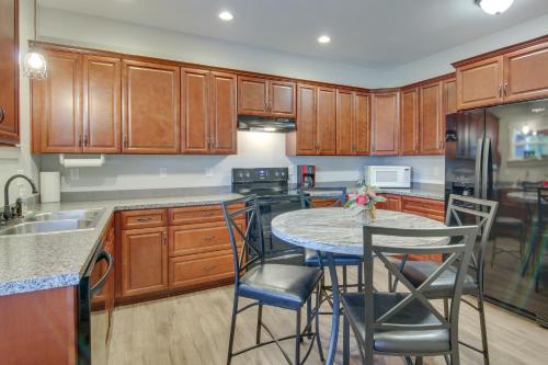 Hendersonville Apt with Deck Walk to Main Street! in Hendersonville, USA
