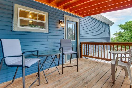 Hendersonville Apt with Deck Walk to Main Street! in Hendersonville, USA