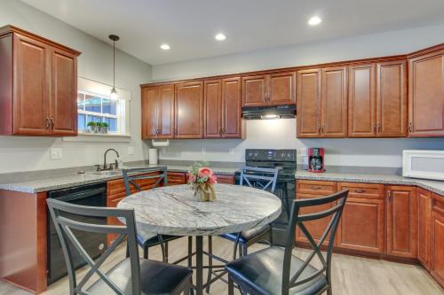 Hendersonville Apt with Deck Walk to Main Street! in Hendersonville, USA