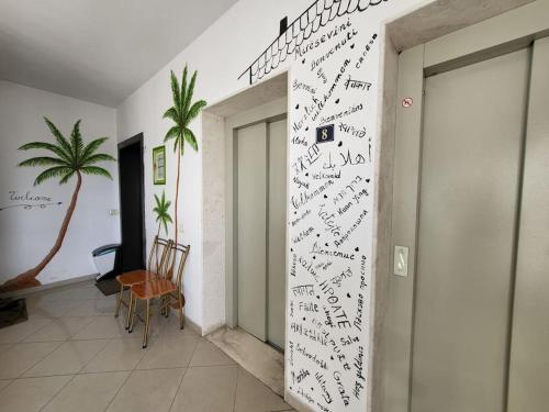 Isabel's penthouse overlooking the city, Tirana (photo 9)