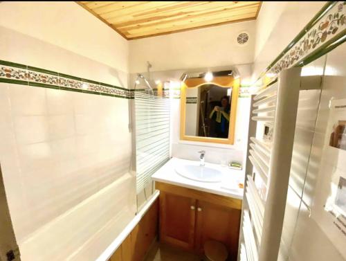 Chalet pistes 5 mn à pied, quartier calme près de tout pièce repas et salon 40 M2 Chalet pistes 5 mn à pied, quartier calme près de tout pièce repas et salon 40 M2