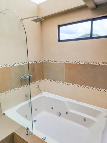 熱水浴缸, Hostal Mochiliers Bed and Breakfast in 昆卡