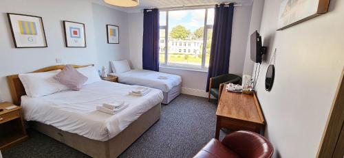 1 double bed, 1 twin bed