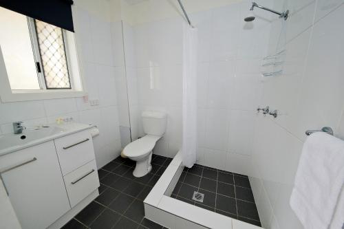 Triple Room - Ground Floor (Parking subject to availability) image 5