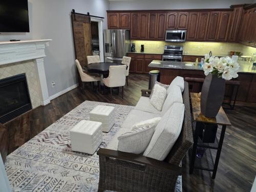 Exquisite Country Guest House with POOL, HOT TUB & HUGE GAZEBO in Seagoville, USA