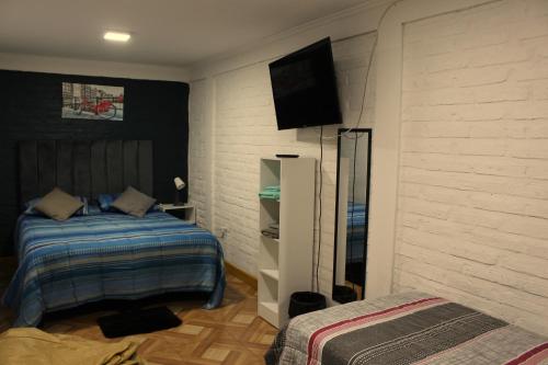 1 queen bed, 1 twin bed
