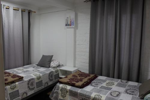 2 twin beds