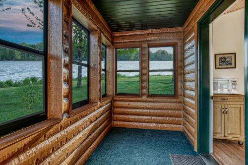 Lena's Northern Pines Resort - 출입구
