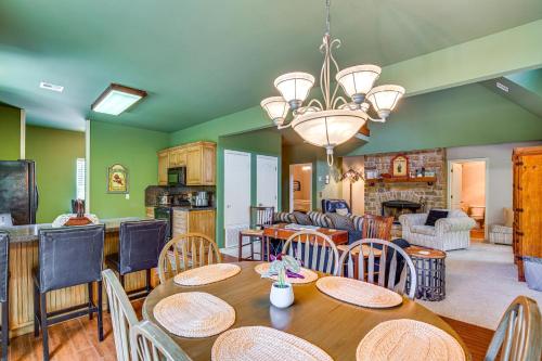 0 5 Mi to Lake Texoma Home with Fire Pit and Grill! in Kingston, USA