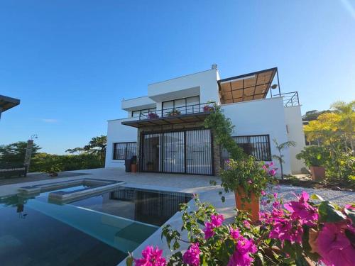 Hermosa casa familiar, piscina y jacuzzi