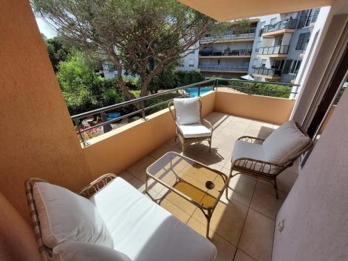 Joli 3 pièces avec terrasse, vue piscine, parking privé et proche commerces à Fréjus - FR-1-805-7
