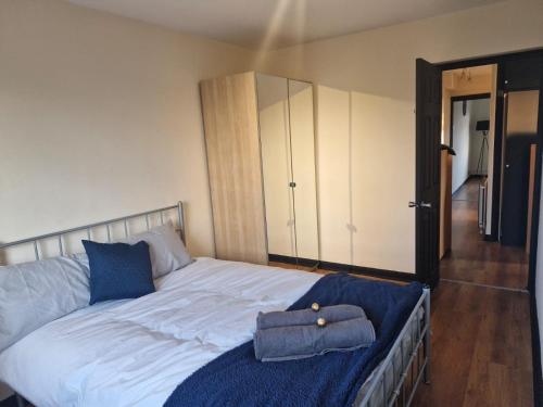 Elegant London Modern Luxury Wimbledon Apartment - image 5