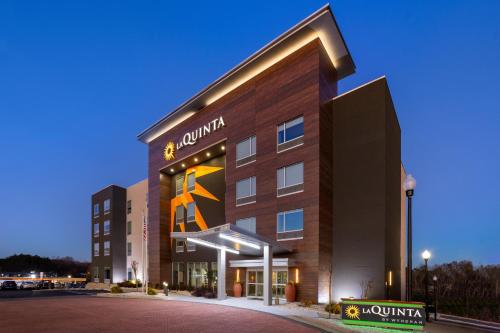 . La Quinta Inn & Suites by Wyndham Locust Grove