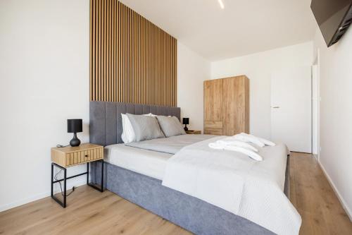 Sleek Apartment with Balcony and Parking, Budapest