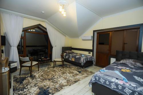 1 king bed, 2 twin beds
