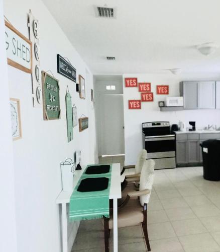 The Hollywood International Hostel - 24 hour Check in - Under New Management in Hallandale Beach (FL)