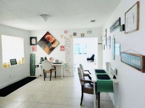 The Hollywood International Hostel - 24 hour Check in - Under New Management in Hallandale Beach (FL)