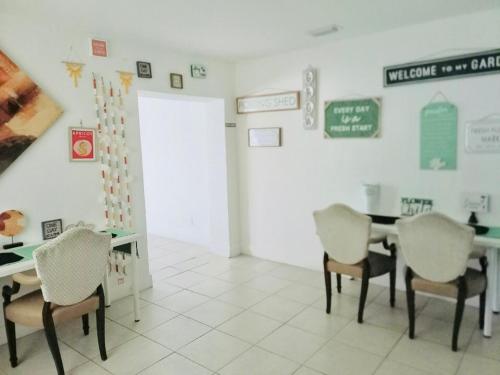 The Hollywood International Hostel - 24 hour Check in - Under New Management in Hallandale Beach (FL)