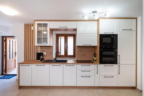 virtuve, Holiday Home with jacuzzi - by TA Leut Agency in Slivnica