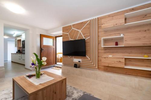Koplietošanas atpūtas telpa ar TV, Holiday Home with jacuzzi - by TA Leut Agency in Slivnica