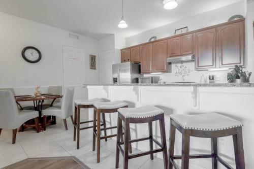 Laguna Penthouse and Pool View Near all Parks and Convention Center in Orlando, USA