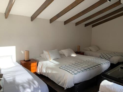 1 queen bed, 2 twin beds
