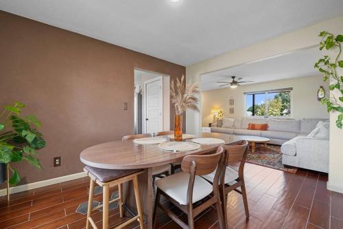 The Cozy Corner - 5 Bed 3Bath - Near Everything