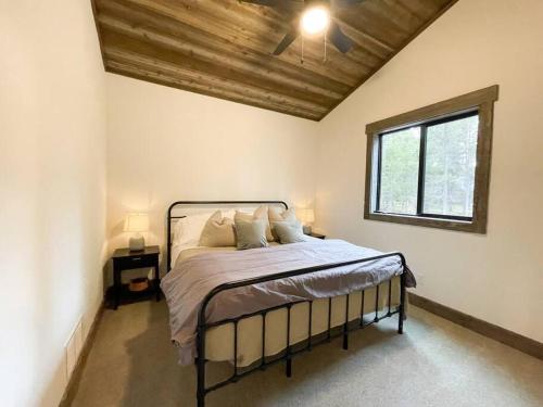 Brand New Home 25 minutes to YNP with Hot Tub in Island Park, USA