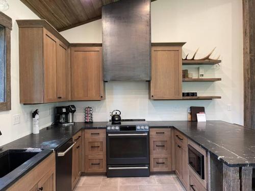Brand New Home 25 minutes to YNP with Hot Tub in Island Park, USA