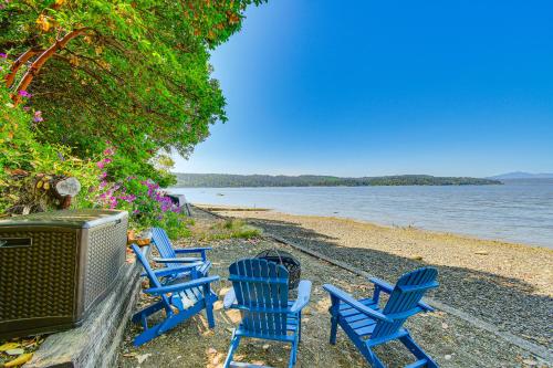 Scenic Hood Canal Home with Private Beach and Hot Tub! in Belfair, Vereinigte Staaten von Amerika