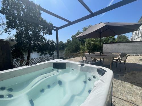 Gîte climatisé avec SPA privatif, cheminées décoratives et vue sur Loire - FR-1-622-90 gîte à louer Laleu