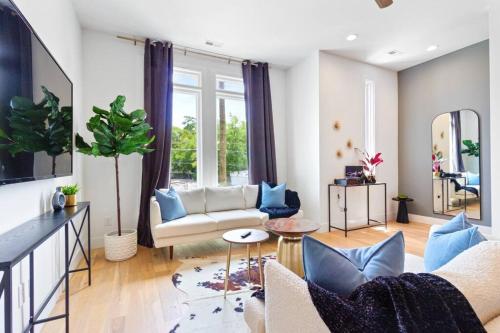 Modern Luxury Retreat, Rooftop Deck, Sleeps 16 in Nashville, USA