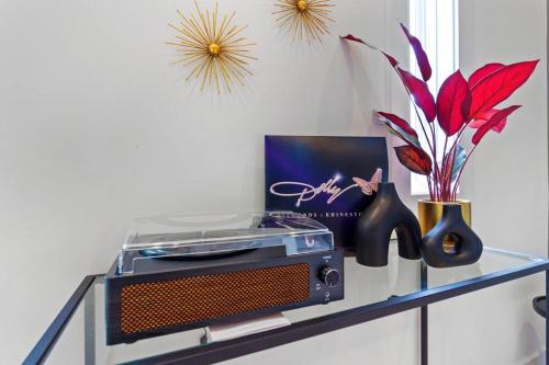 Modern Luxury Retreat, Rooftop Deck, Sleeps 16 in Nashville, USA