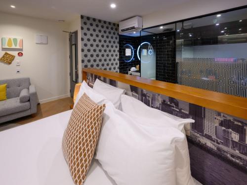 Superior King Room image 6