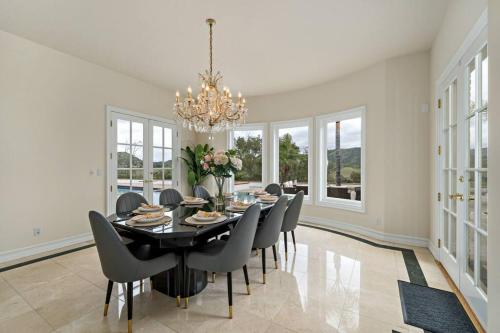 Luxury Oasis With Panoramic Views in Anaheim, USA