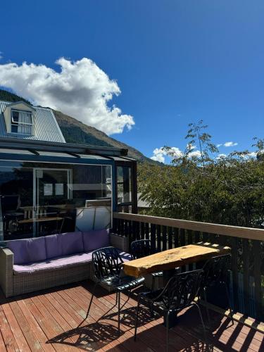 Southern Laughter Backpackers – Queenstown, CA