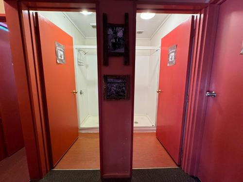 Southern Laughter Backpackers – Queenstown, CA