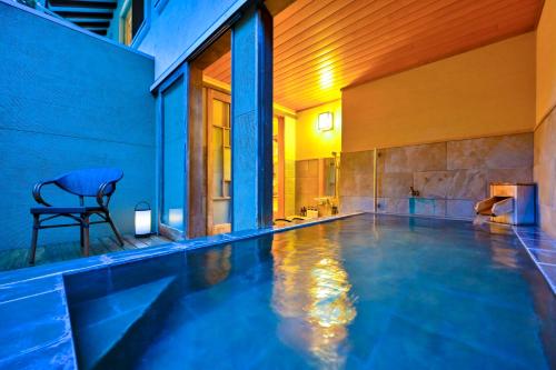 room detail thumbnail 2