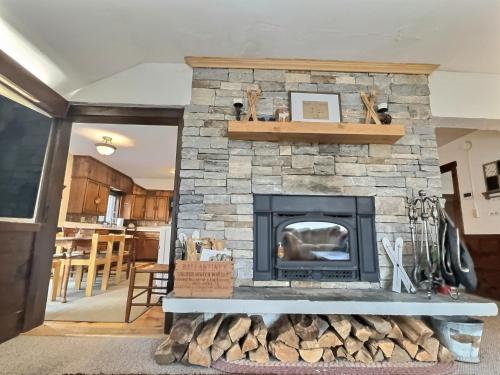 SnowArts-wood burning fireplace, close to slopes in Killington, USA