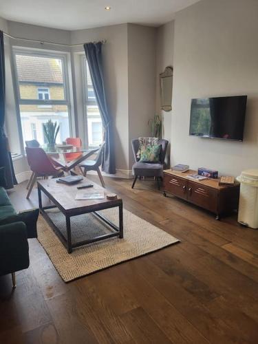 Charming Seaside 2 Bed Apartment, 2minute walk from Top Westbrook Bay Beach