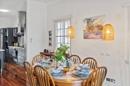 Artistic Queenslander with Park Views - 5 Bedroom - Sleep 10 - Brisbane