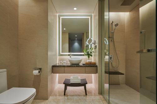 Deluxe Guest Room, 1 King, City View room in Courtyard by Marriott Penang