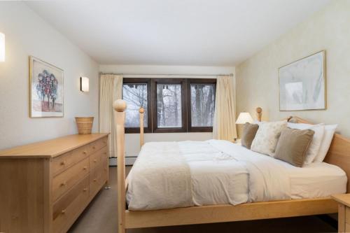 Sunrise B2- ski on and off, hot tub, pool in Killington, USA
