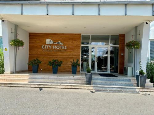 酒店外观, City Hotel B&B, reception 24 7, 800m od-from R1, free parking in 班斯卡比斯特里采