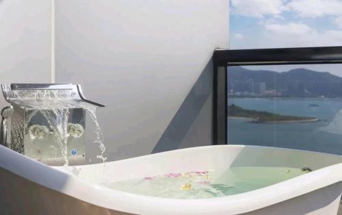 三亚浪漫之旅海上度假酒店 (Sanya Romantic Journey Sea Resort & Spa) in 三亚